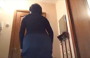 XXX L'uomo calvo possiede una video hard mamme troie lei in pantaloni
