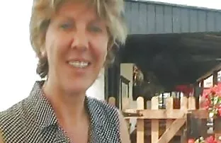 XXX Un uomo in un coniglio indossa mamme maiale gratis vestito due pezzi