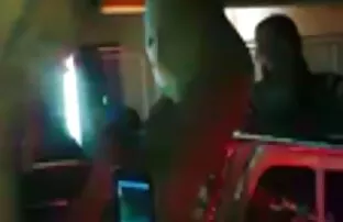 XXX Cammina in una stanza reale mamme casalinghe troie con una bionda che fa sesso