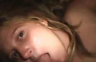 XXX Due cazzi neri su una ragazza mamme troie in calore bianca