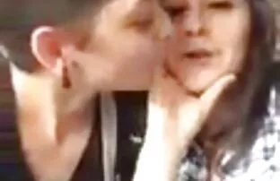 XXX Bellissimo fascino con video mamme troie il suo giovane fidanzato