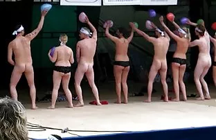XXX Giovane uomo con due madri troie ragazze incazzato