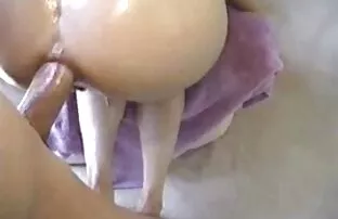XXX Con i capelli scuri e GF in entrambi i buchi mamme troie lesbiche cazzo