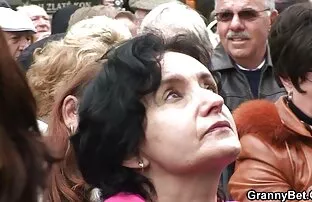 XXX Infermiera shishata con gli occhiali per mamme troie e figli sotto il tavolo della lingua